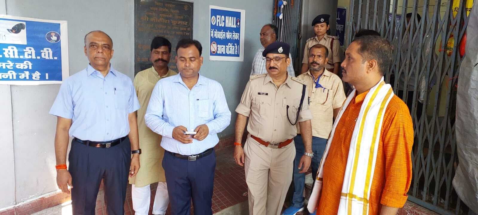 डीएम व एसपी ने वेयर हाउस का किया निरीक्षण