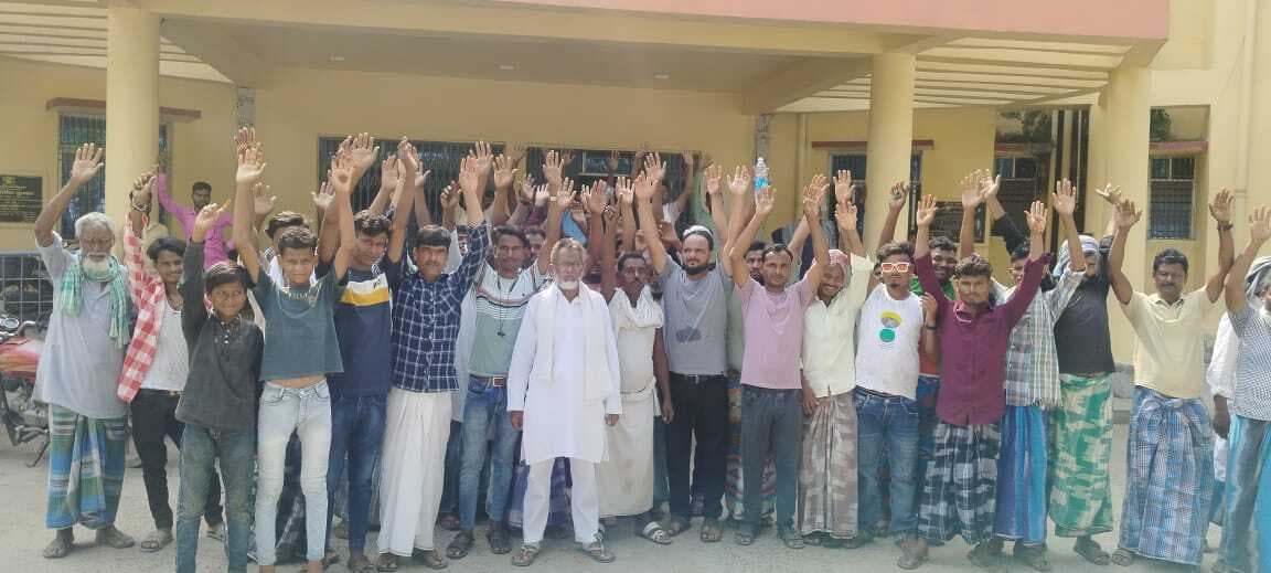 नौवाबांध के दर्जनों ग्रामीणों ने किया प्रदर्शन