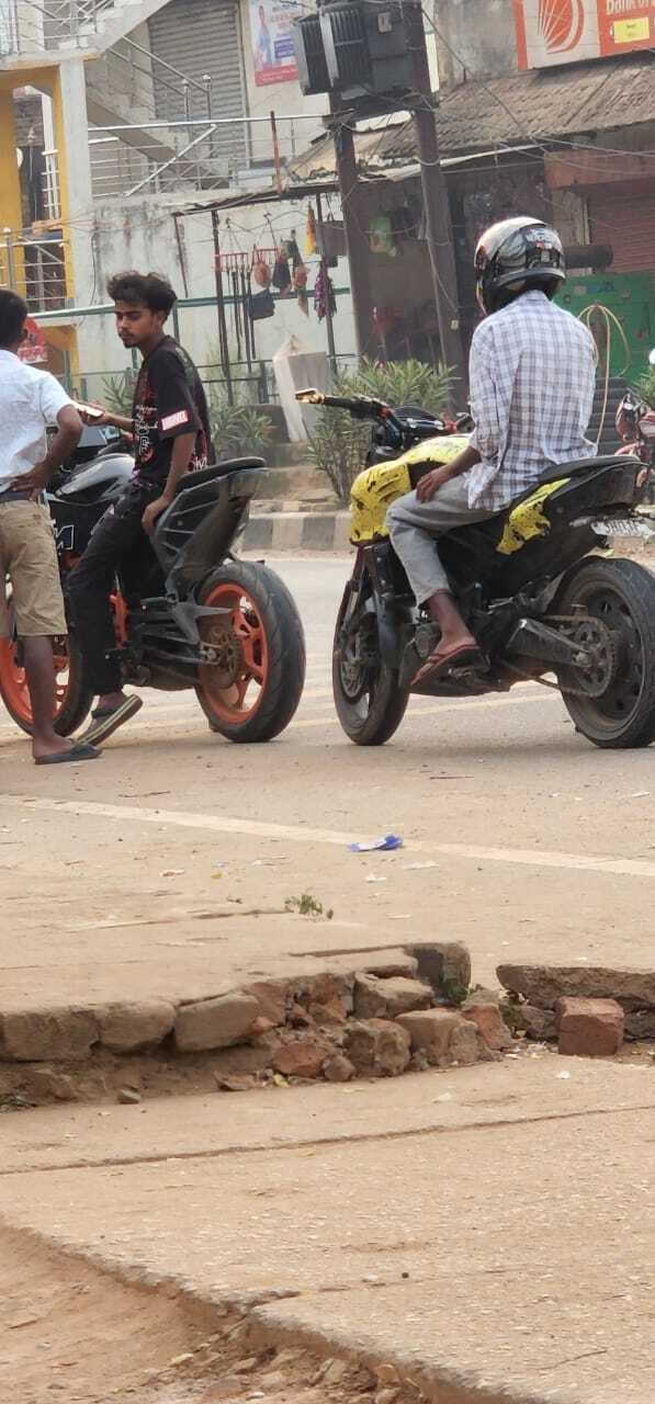 रातू में बाइकर्स गैंग के आतंक से परेशान हैं राहगीर