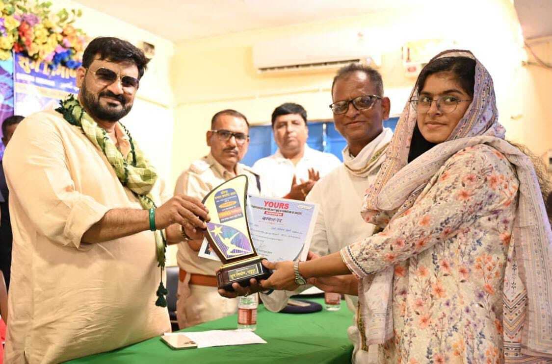 उत्कृष्ट प्रदर्शन करने वाले छात्र-छात्राओं का किया सम्मानित