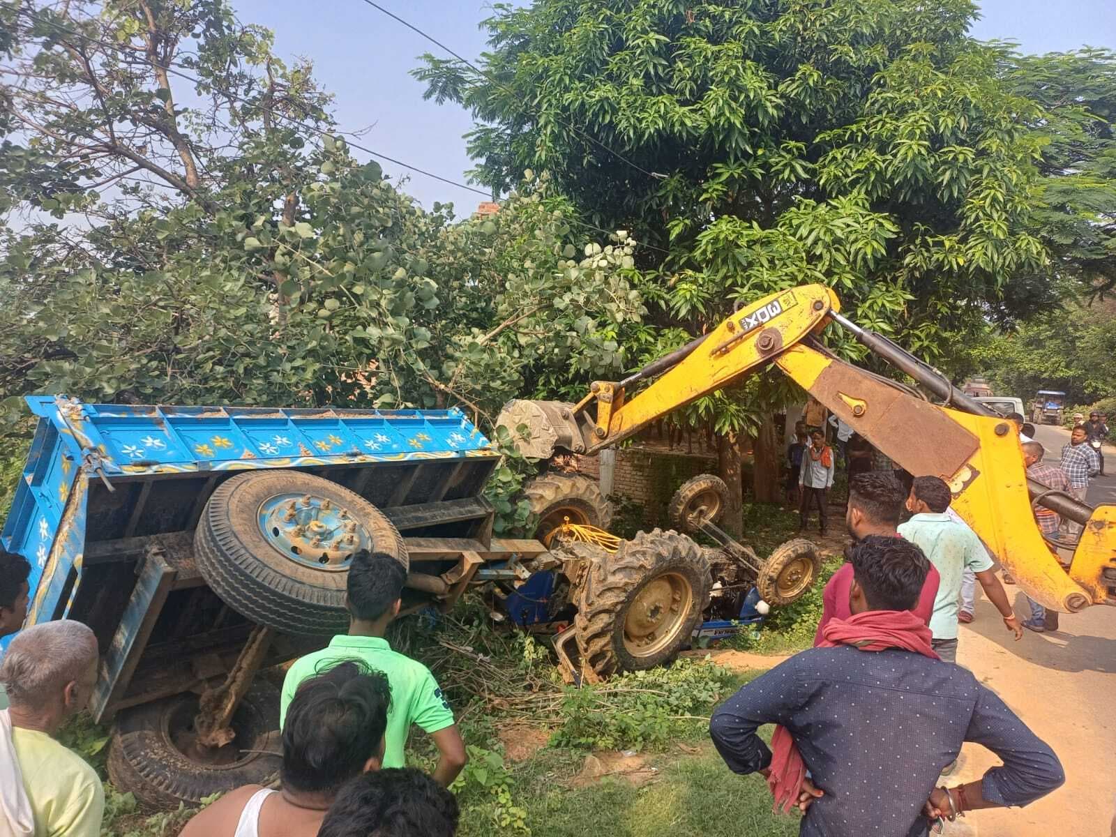 Deoghar News : तेजी से जा रहा बालू लोड ट्रैक्टर पलटा, चालक घायल