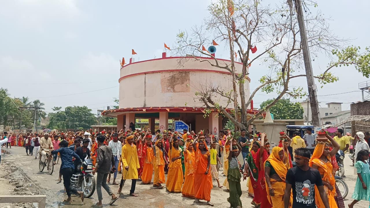 सड़कपुर गांव में प्रतिमा की प्राण-प्रतिष्ठा के बाद किया गया कलश विसर्जन