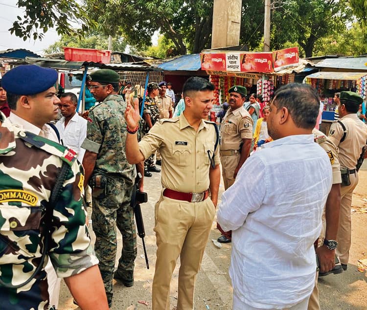 Gopalganj News : थावे एनएच-531 पर लगा भीषण जाम, श्रद्धालुओं को झेलनी पड़ी परेशानी