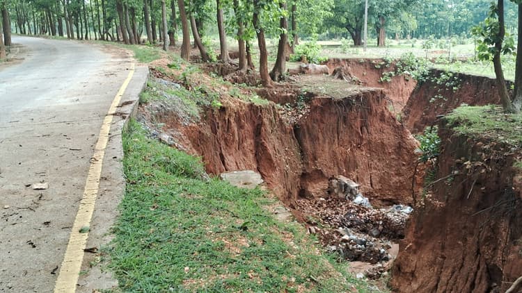 Bokaro News : मिट्टी बही, सड़क के धंसने का खतरा