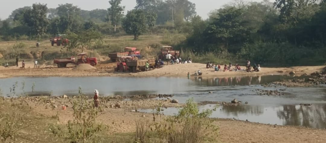 Chaibasa News : बालू की अवैध ढुलाई रोकना खनन विभाग के लिए चुनौती