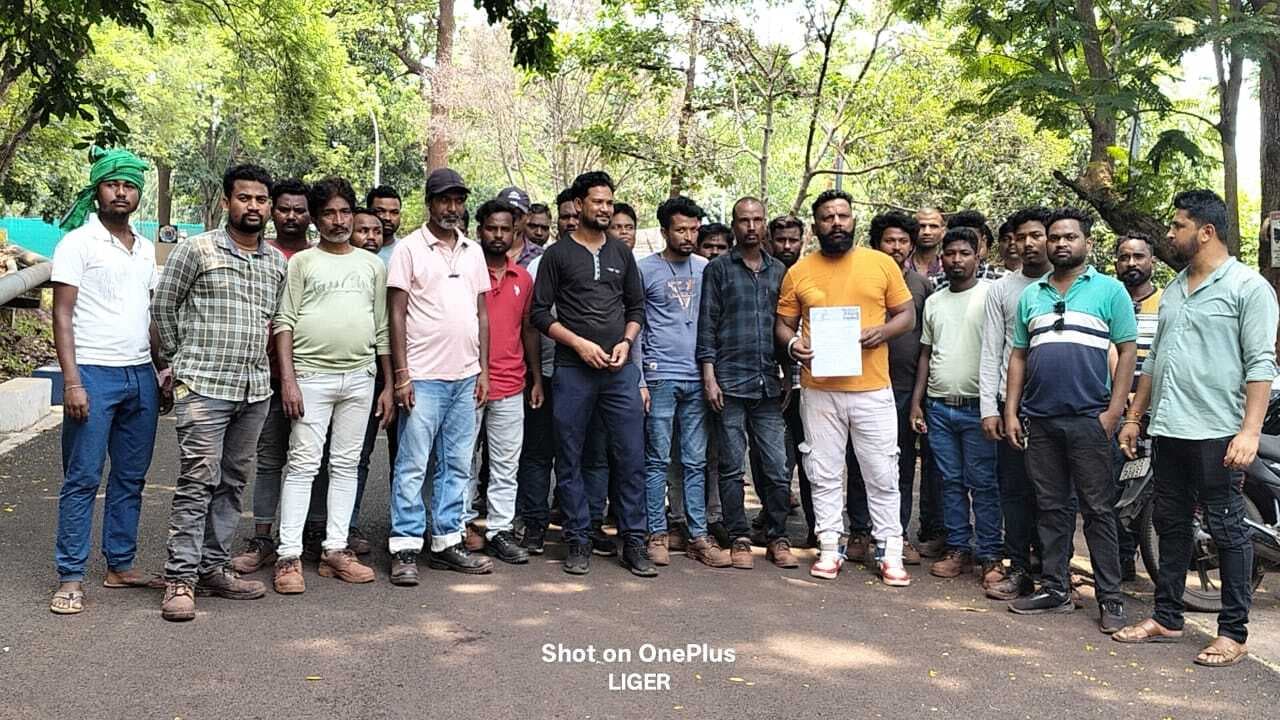 Chaibasa News : यूनिवर्सल ठेका कंपनी के खिलाफ मजदूरों ने जीएम को ज्ञापन सौंपा