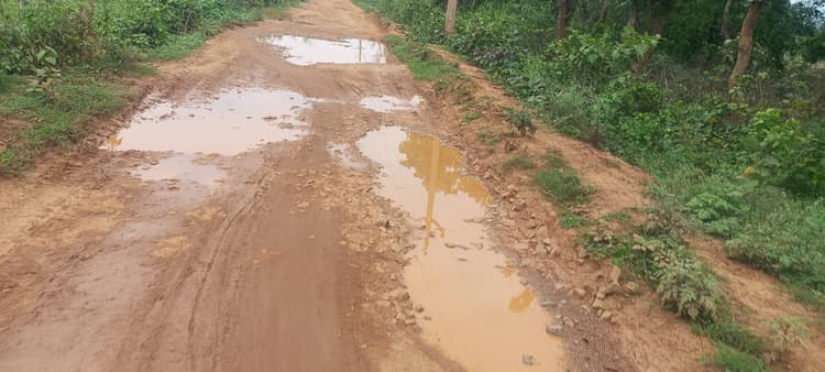 Chaibasa News : रामतीर्थ धाम जाने वाली सड़क का काम रुका, विधायक से होगी शिकायत