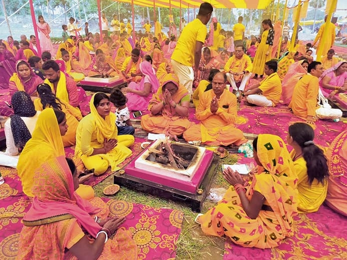 Jehanabad : कोर्रा में 11 हजार दीपों से जगमग हुआ यज्ञ स्थल