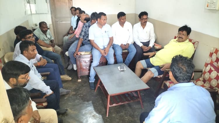 शिक्षकों ने अंतर-जिला स्थानांतरण की प्रक्रिया को आसान बनाने की मांग