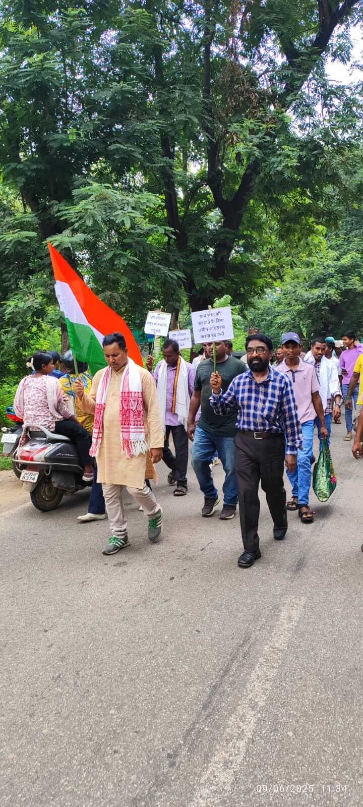 Chaibasa News : बाइपास निर्माण के विरोध में अंचल कार्यालय घेरा