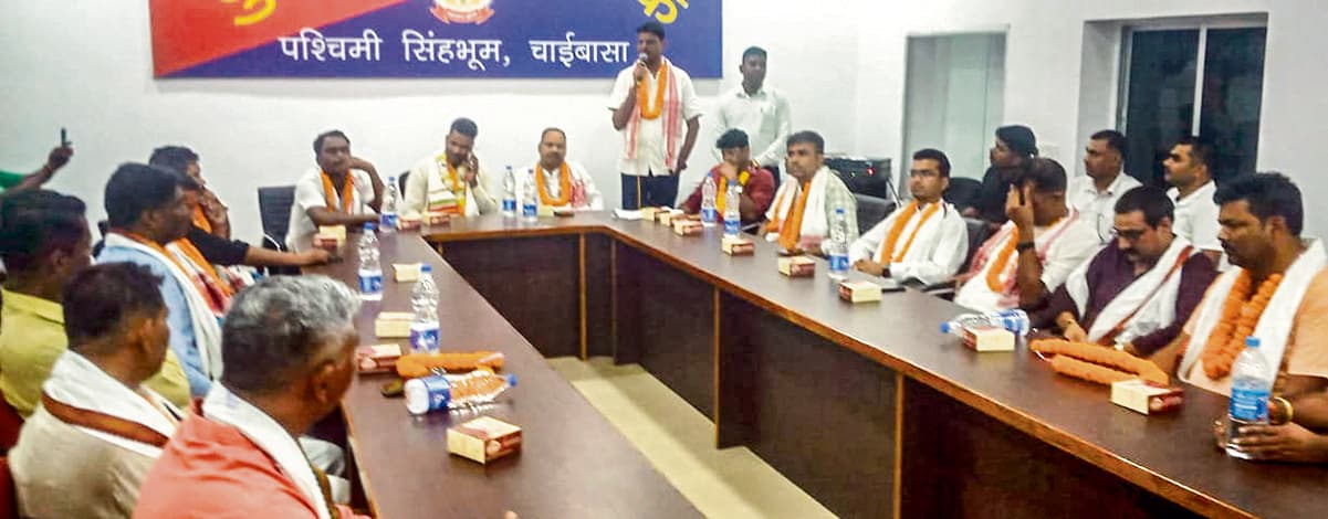 Chaibasa News : झारखंड प्रदेश पुलिस मेंस एसोसिएशन के प्रत्याशी चुनाव प्रचार के लिए पहुंचे चाईबासा