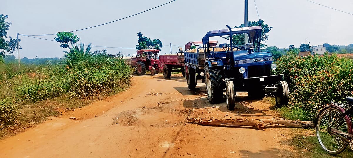 Seraikela Kharsawan News :  बालू लदे ट्रैक्टर से टूटी सड़क, ग्रामीणों ने किया जाम