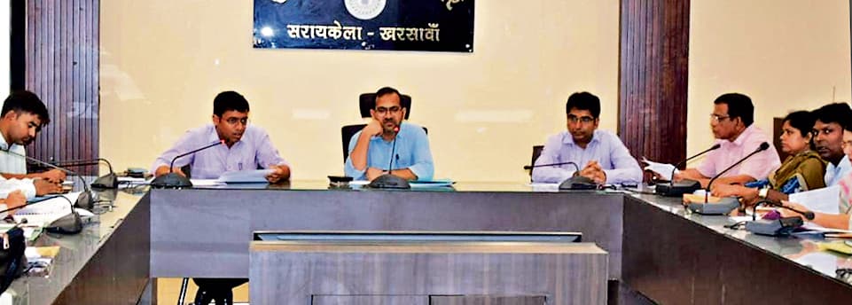 Seraikela Kharsawan News : फर्जी डाटा की रिपोर्टिंग न करें, पकड़े जाने पर होगी कार्रवाई : उपायुक्त