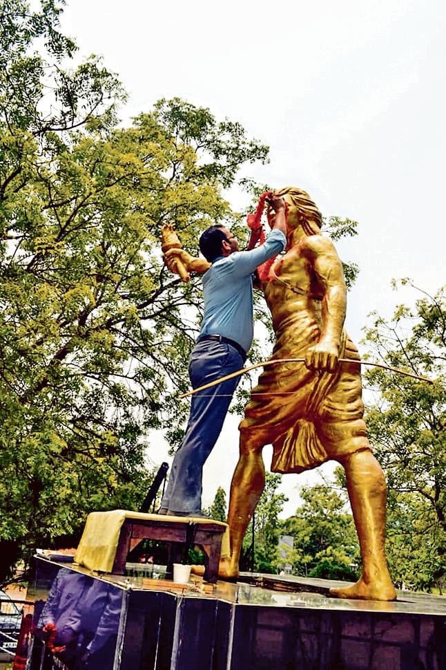 Seraikela Kharsawan News : भगवान बिरसा के आदर्शों से प्रेरणा लें युवा : उपायुक्त