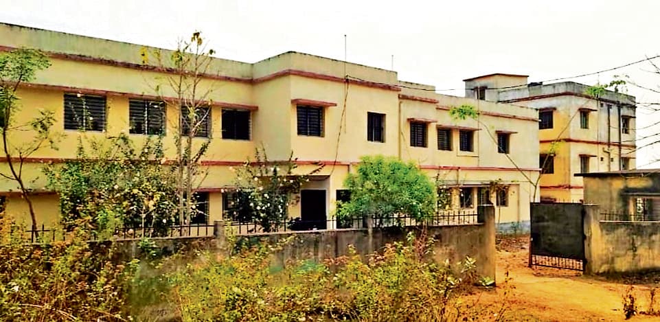 East Singhbhum News : बाकुलचंदा का प्राथमिक स्वास्थ्य केंद्र बन रहा खंडहर, नहीं होता इलाज
