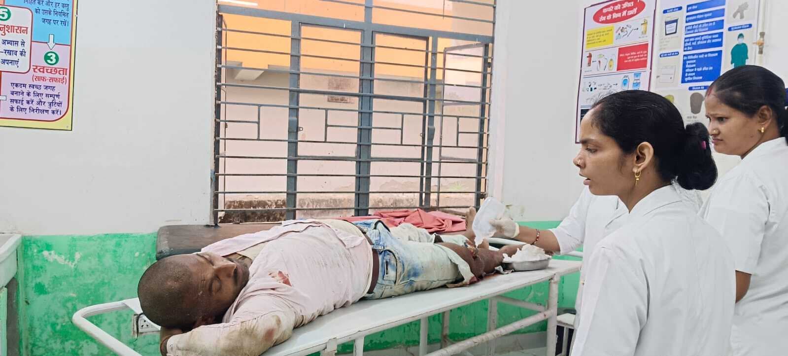 ट्रैक्टर व पिकअप की टक्कर में चालक समेत चार घायल, एक रेफर