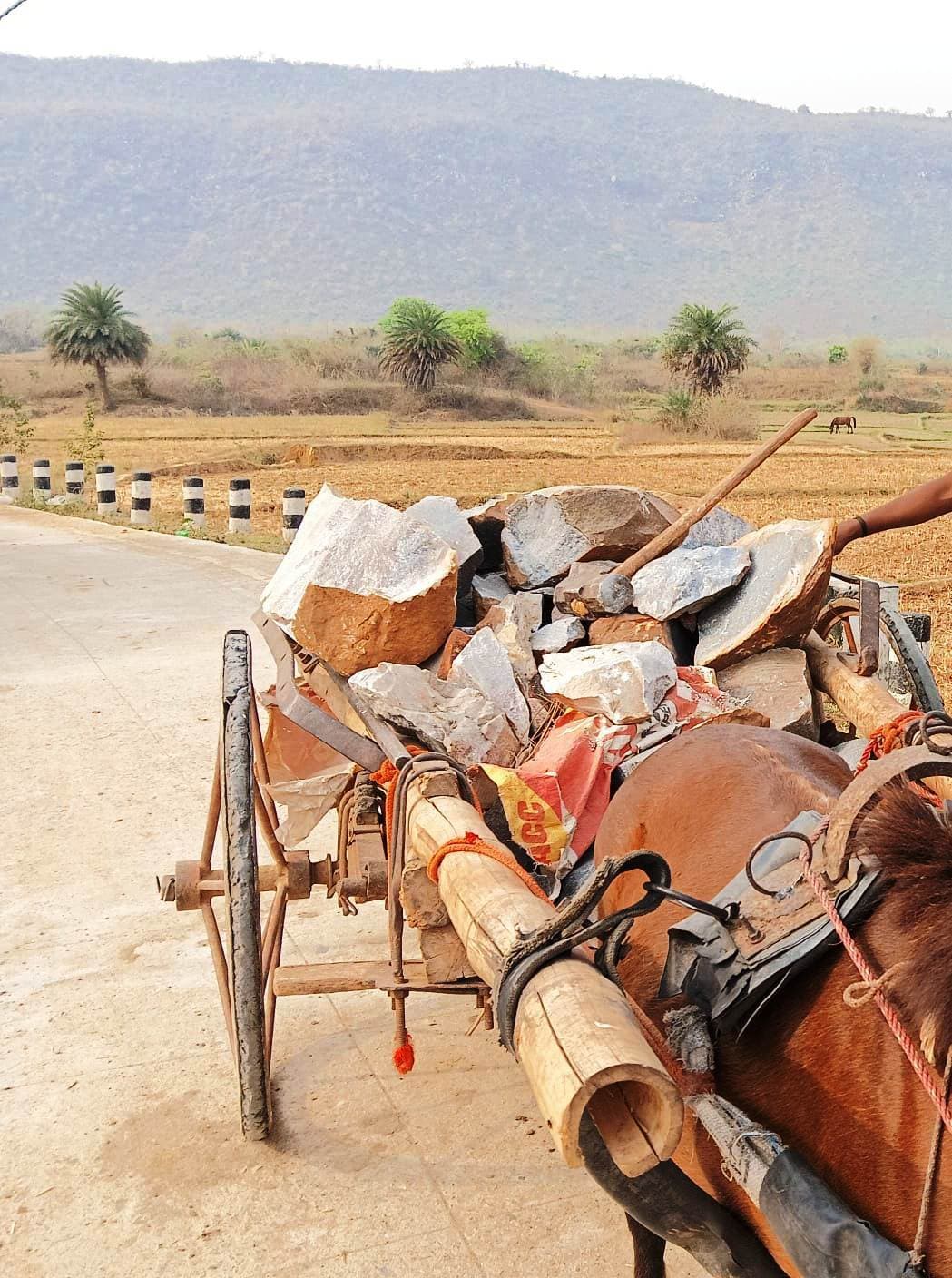 धरहरा में बड़े पैमाने पर हो रहा पत्थरों का उत्खनन