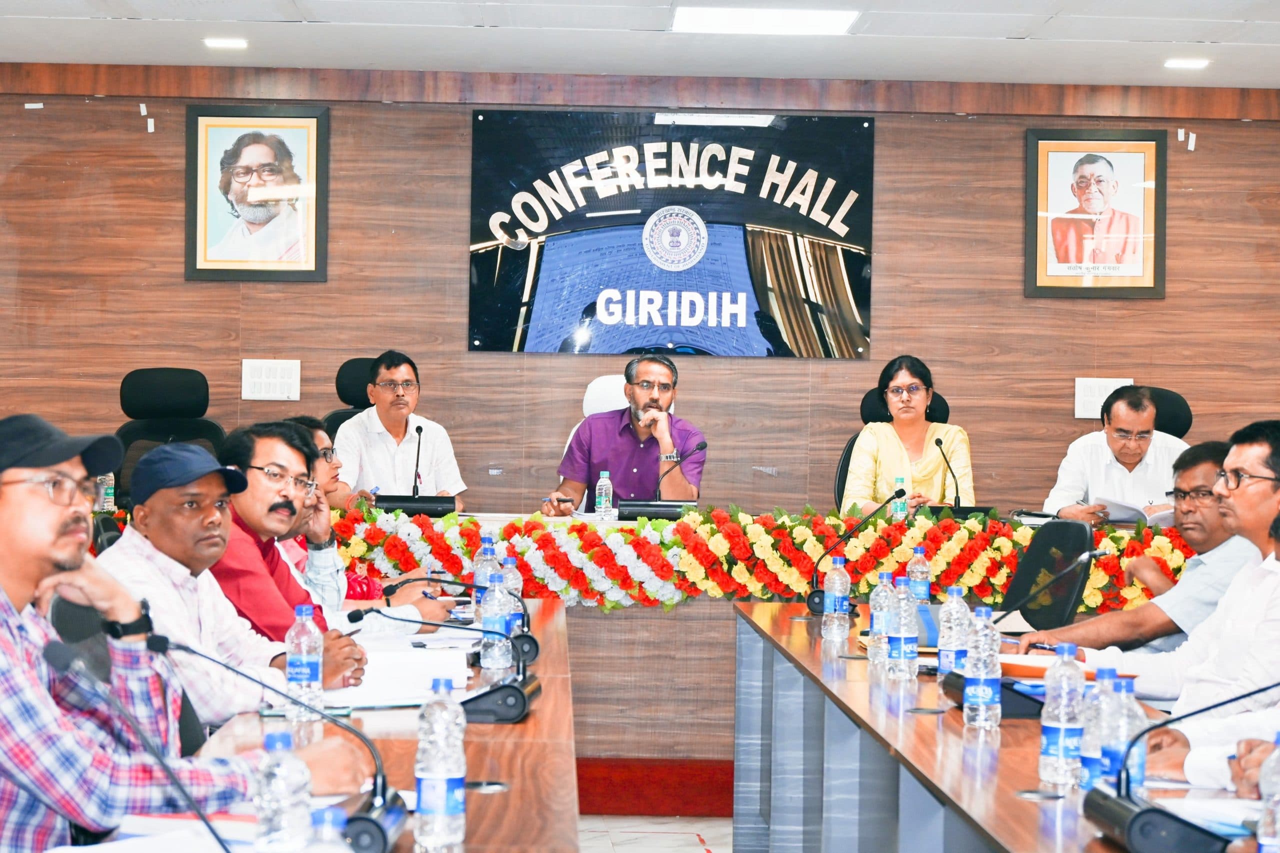 Giridih News: योजनाओं के क्रियान्वयन में समयबद्धता व पारदर्शिता जरूरी : डीसी