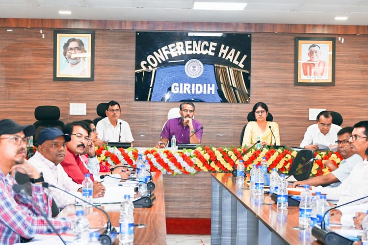 Giridih News: योजनाओं के क्रियान्वयन में समयबद्धता व पारदर्शिता जरूरी : डीसी