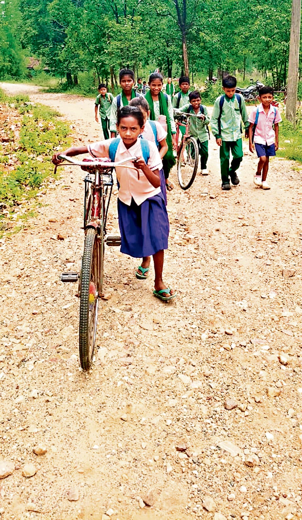 East Singhbhum News : कोई तो सड़क बनवा दे<bha>;</bha> साइकिल से चलाने में घायल होते हैं बच्चे, पैदल होने पर दुखते हैं पैर