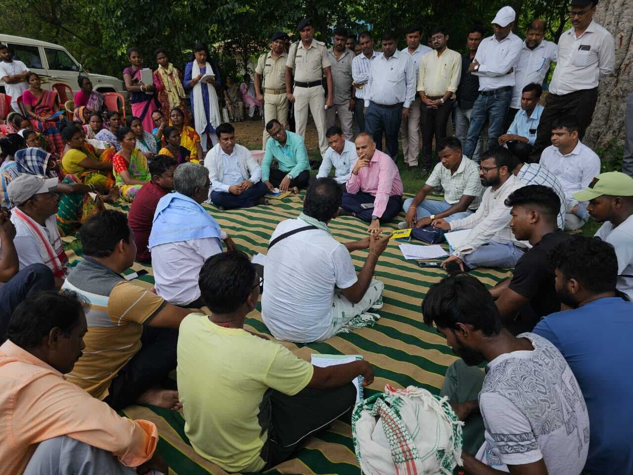 East Singhbhum News : डीसी पहुंचे चाटीकोचा गांव, दरी पर बैठ ग्रामीणों की समस्याएं सुनकर समाधान का भरोसा दिया