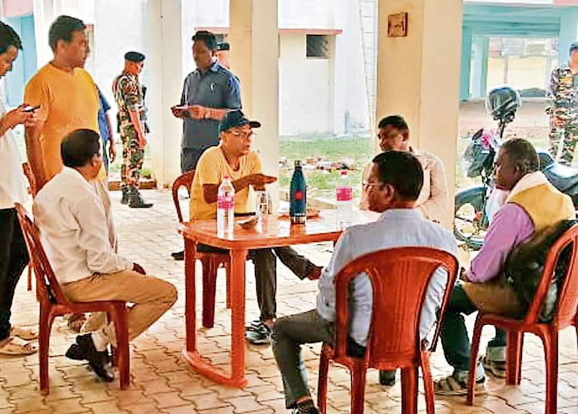 बिजली गुल, मंत्री पसीने-पसीने हुए, बाहर बैठ कर करनी पड़ी मीटिंग