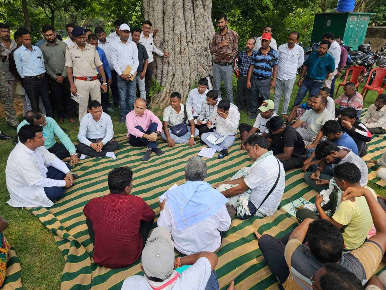 Jamshedpur News : डीसी ने दरी पर बैठकर ग्रामीणों की समस्याएं सुनी, कार्रवाई का दिया आश्वासन