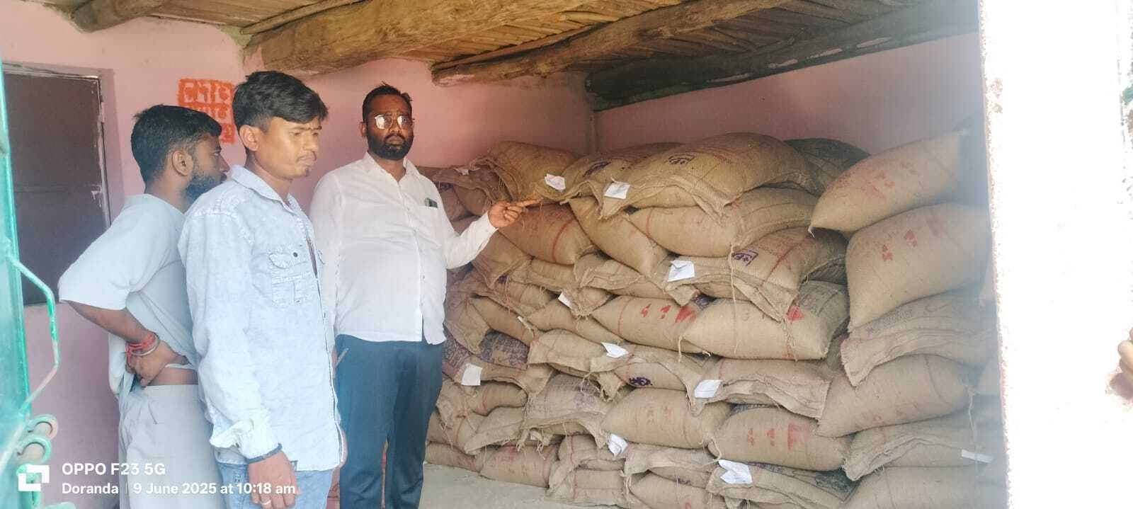 Giridih News: 20 सूत्री अध्यक्ष ने किया पीडीएस दुकानों का निरीक्षण