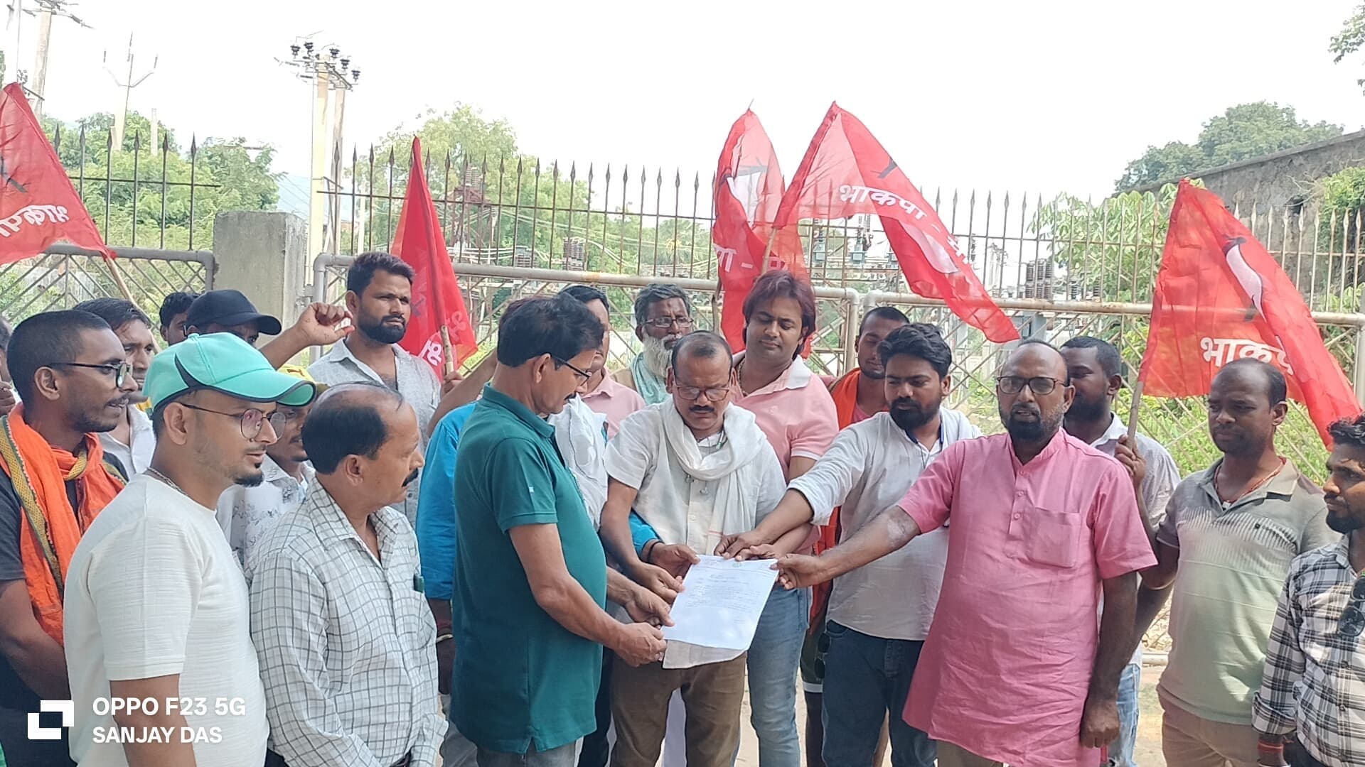 Giridih News: बिजली कटौती को ले माले ने किया गावां पावर स्टेशन का घेराव