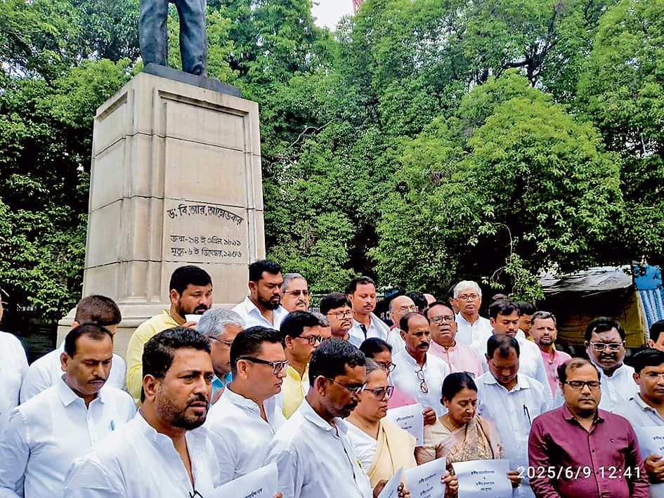 विस परिसर में आंबेडकर की मूर्ति के सामने दो मिनट का रखा मौन, दी गयी श्रद्धांजलि