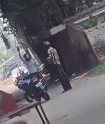 Patna News : दरवाजे पर बैठीं रिटायर्ड नर्स और बेटी को गोलियों से भूना, पति की हालत गंभीर