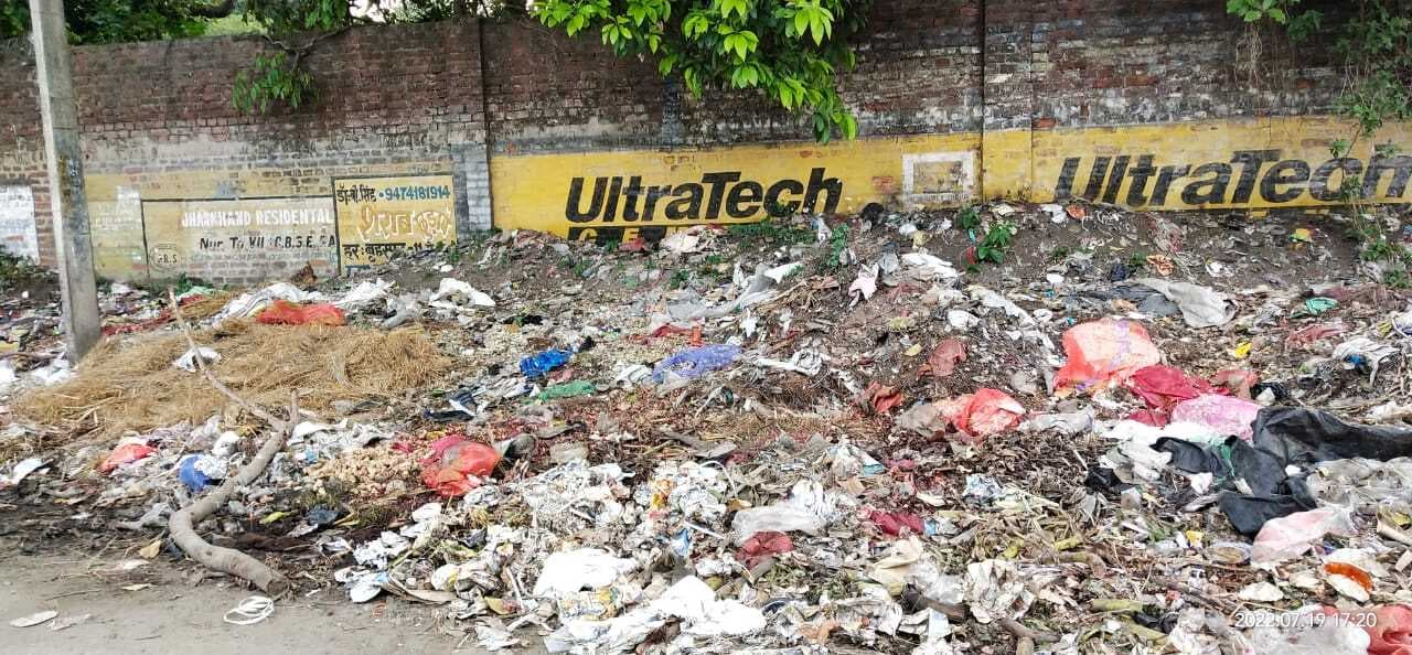 Dhanbad News : कुमारधुबी बाजर जाने वाली सड़क के दोनों किनारे लगा कचरा का ढेर