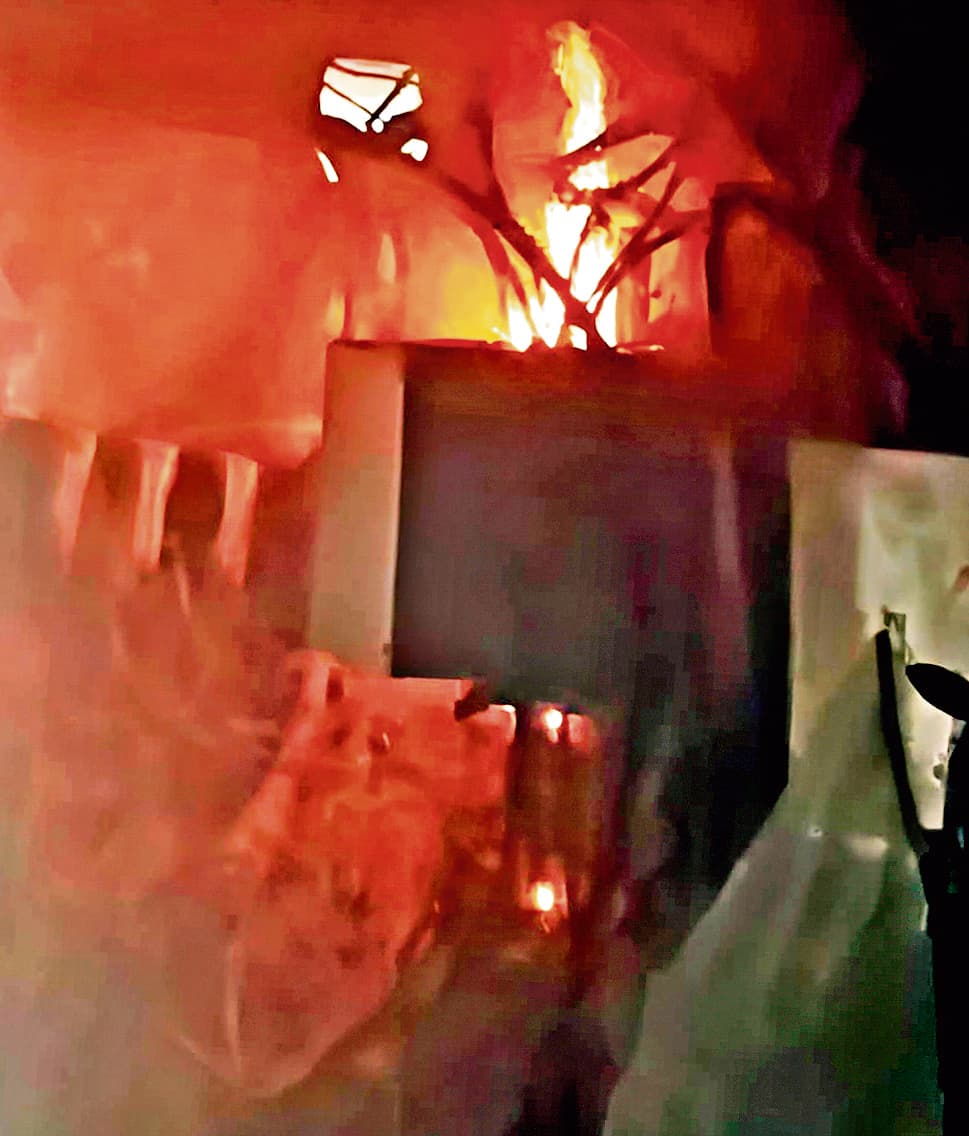 Dhanbad News: पुराने डीसी ऑफिस में शॉर्ट सर्किट से लगी आग