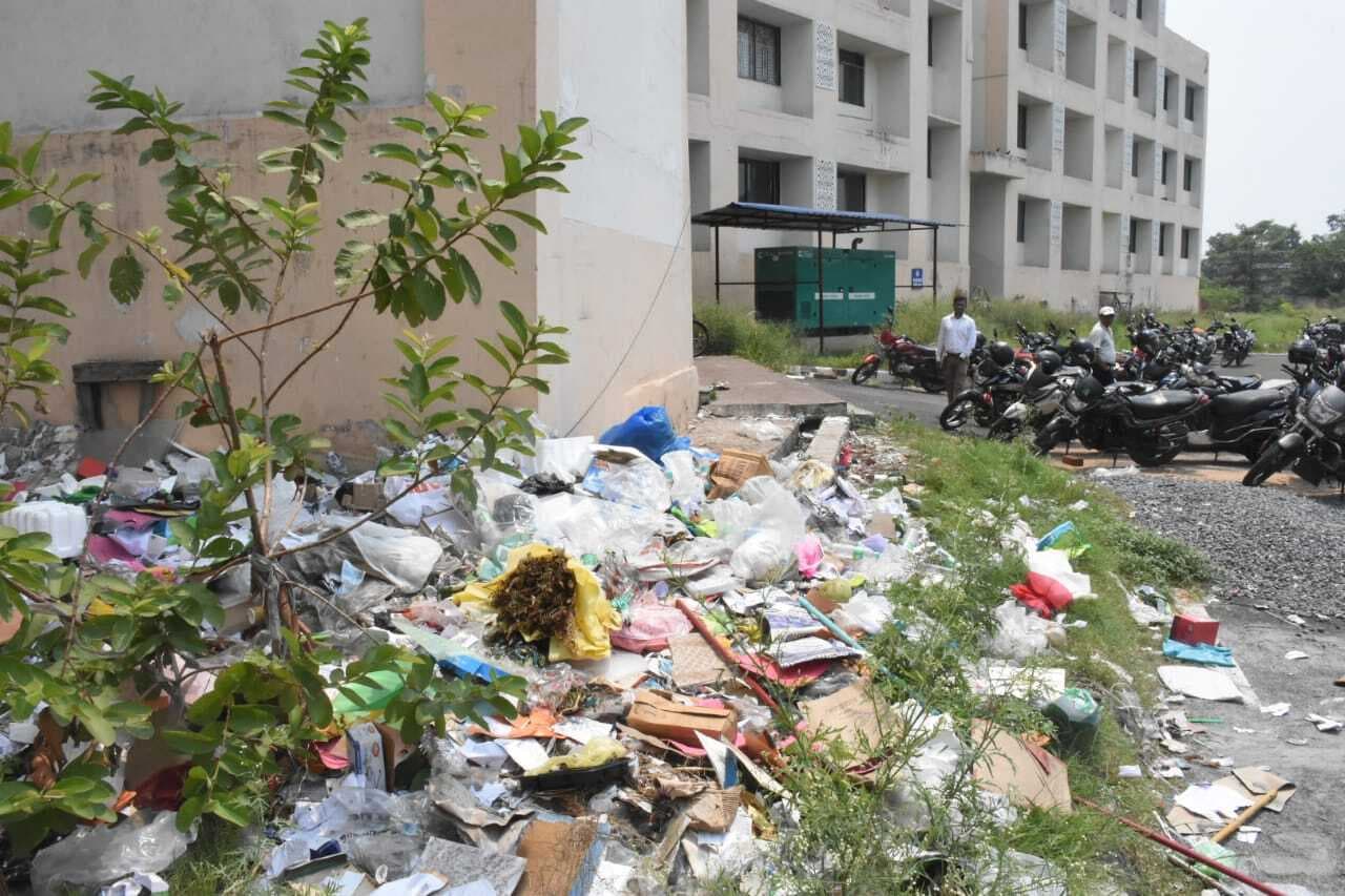 Dhanbad News : समाहरणालय परिसर में ही गंदगी का अंबार, तो कैसे करें साफ शहर की अपेक्षा ?