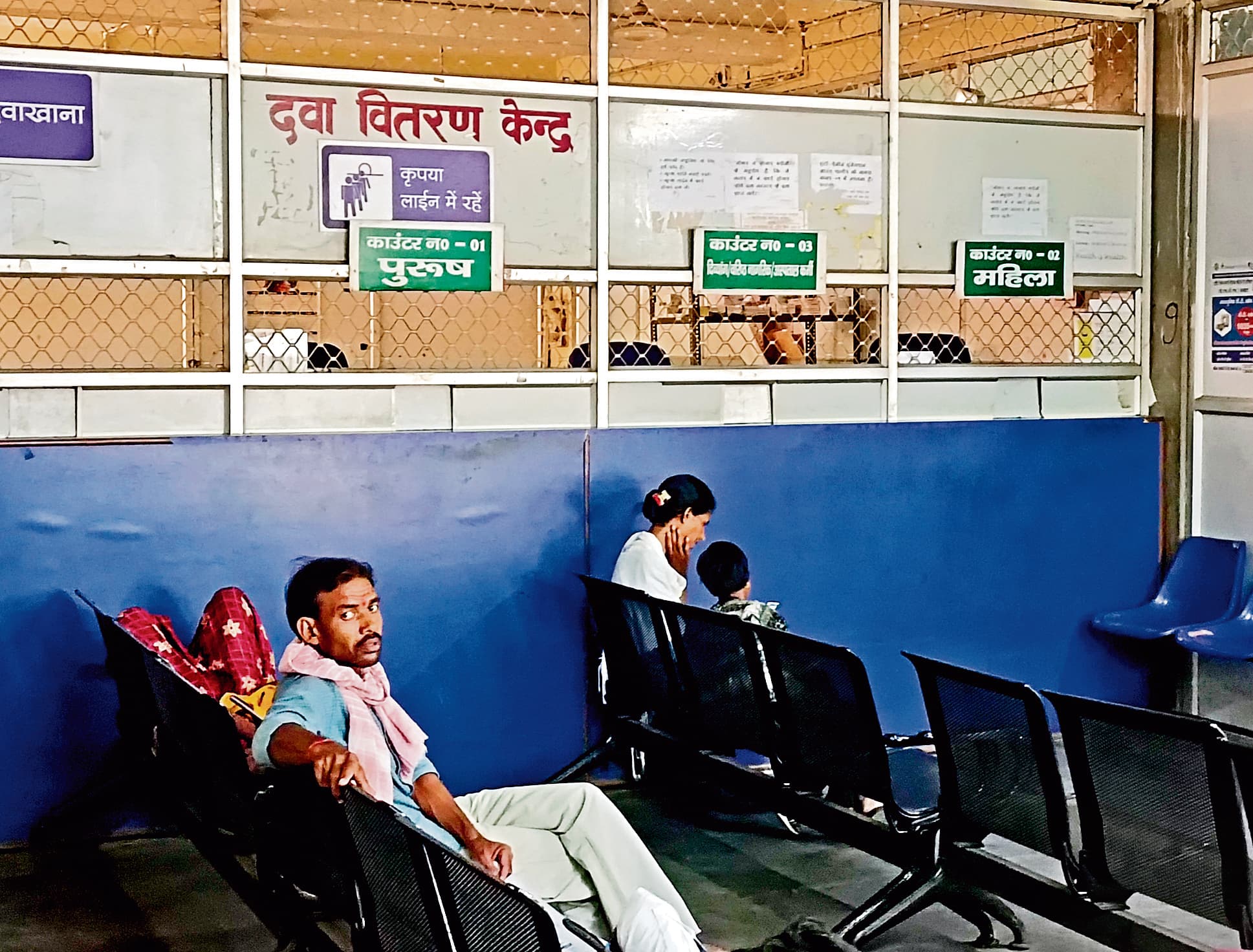 Dhanbad News : एसएनएमएमसीएच में अव्यवस्था का हाल-एक काउंटर से किया इनकार, दूसरे से मिल गयी सभी दवा