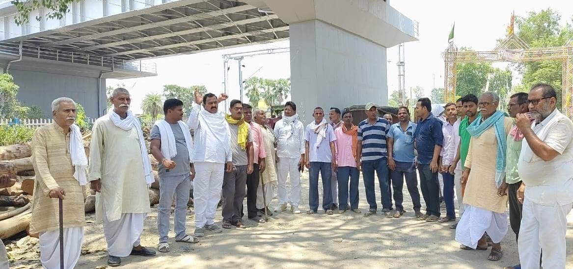 नवनिर्मित पुल पर सीढ़ी बनाने की मांग को लेकर जताया आक्रोश