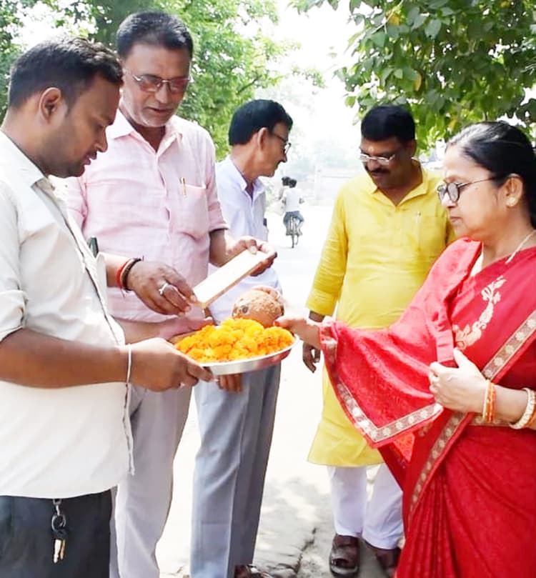 वार्ड आठ में दुबेटोली पथ का चेयरपर्सन ने किया शिलान्यास, 26 लाख की लागत से बनेगी पीसीसी सड़क, नहीं होगा जलजमाव