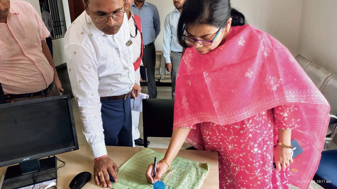 Hajipur News : गैरहाजिर कर्मियों से डीएम ने किया शोकाॅज, वेतन भी बंद