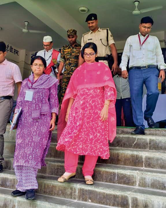 Hajipur News : एफएलसी कार्य का निरीक्षण करने वेयर हाउस पहुंचीं डीएम