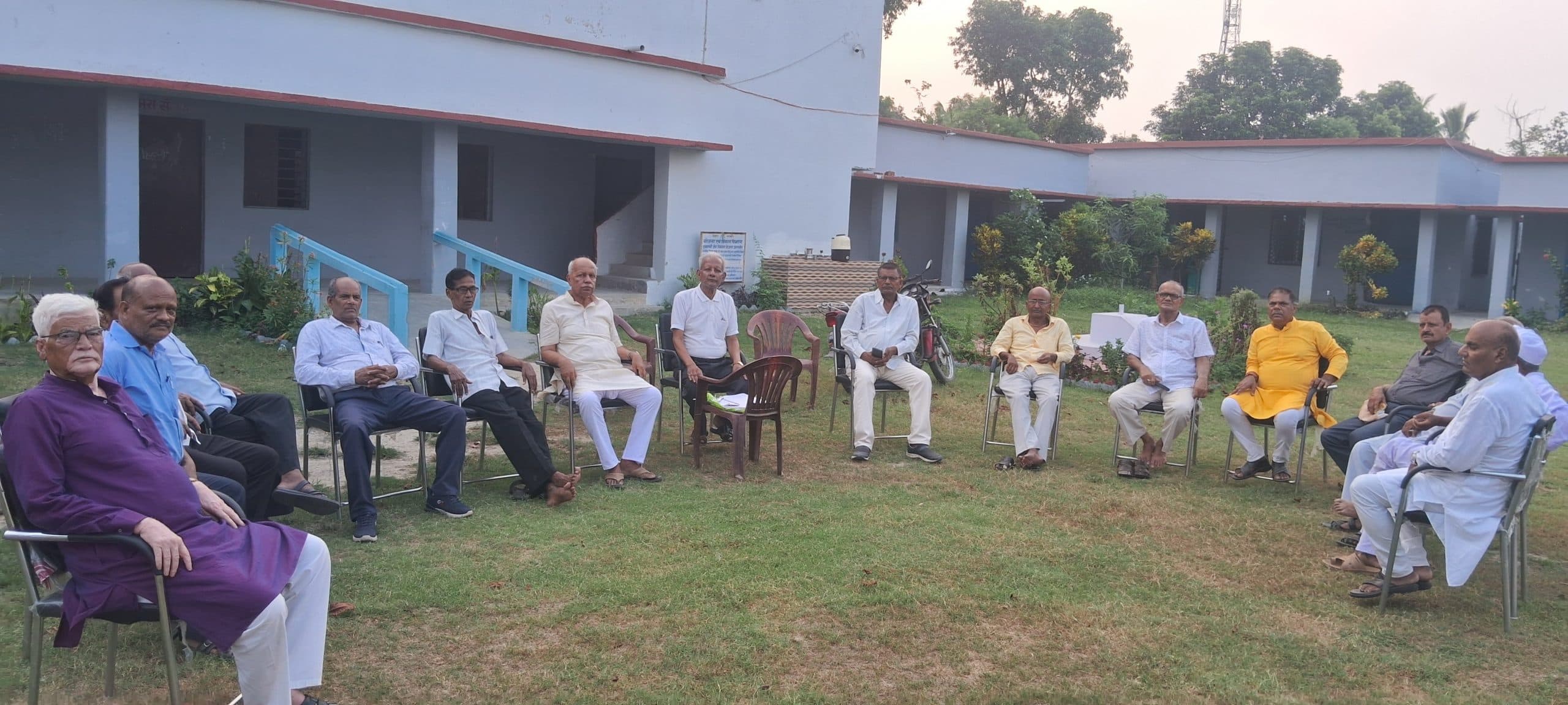 पेंशनर शाखा की हुई बैठक, सोशल मीडिया फैल रहे अफवाहों से सतर्क रहने की अपील