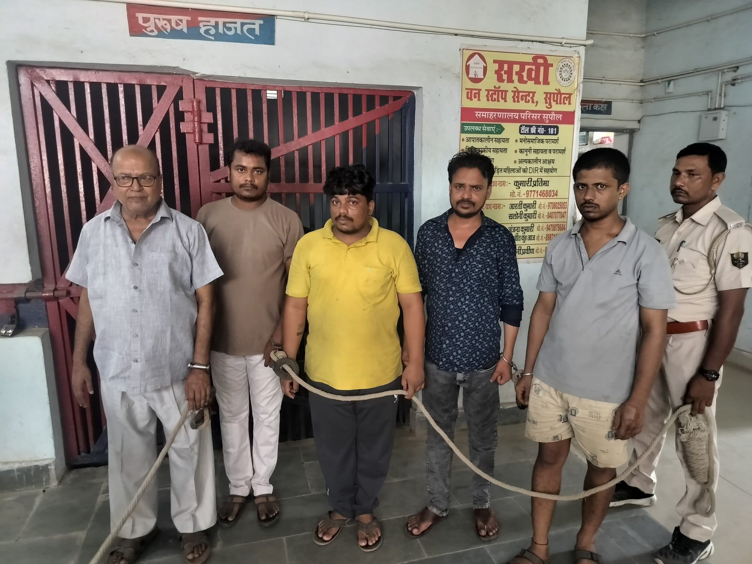 आभूषण की दुकान से शराब तस्करी का भंडाफोड़, पांच गिरफ्तार