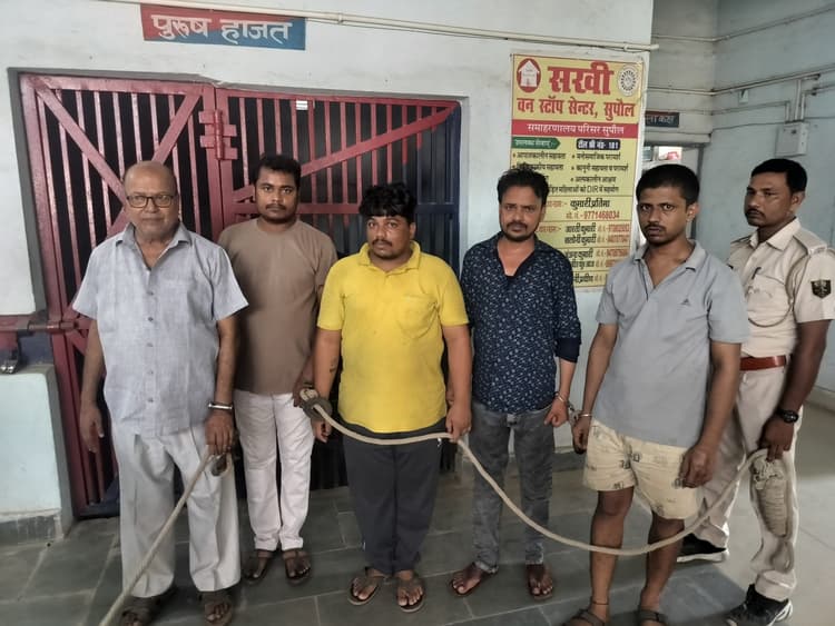 आभूषण की दुकान से शराब तस्करी का भंडाफोड़, पांच गिरफ्तार