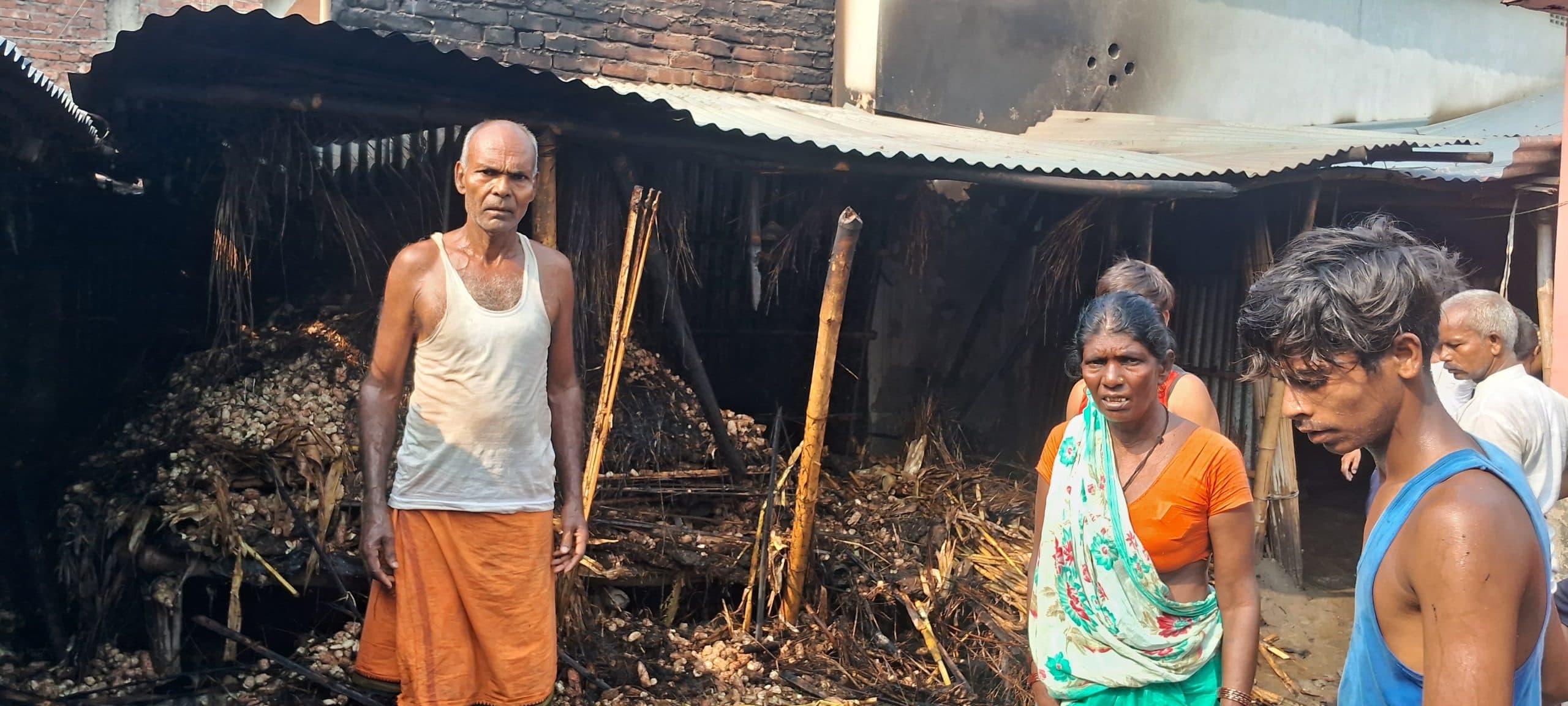 नप वार्ड 20 में आग लगने घर जला