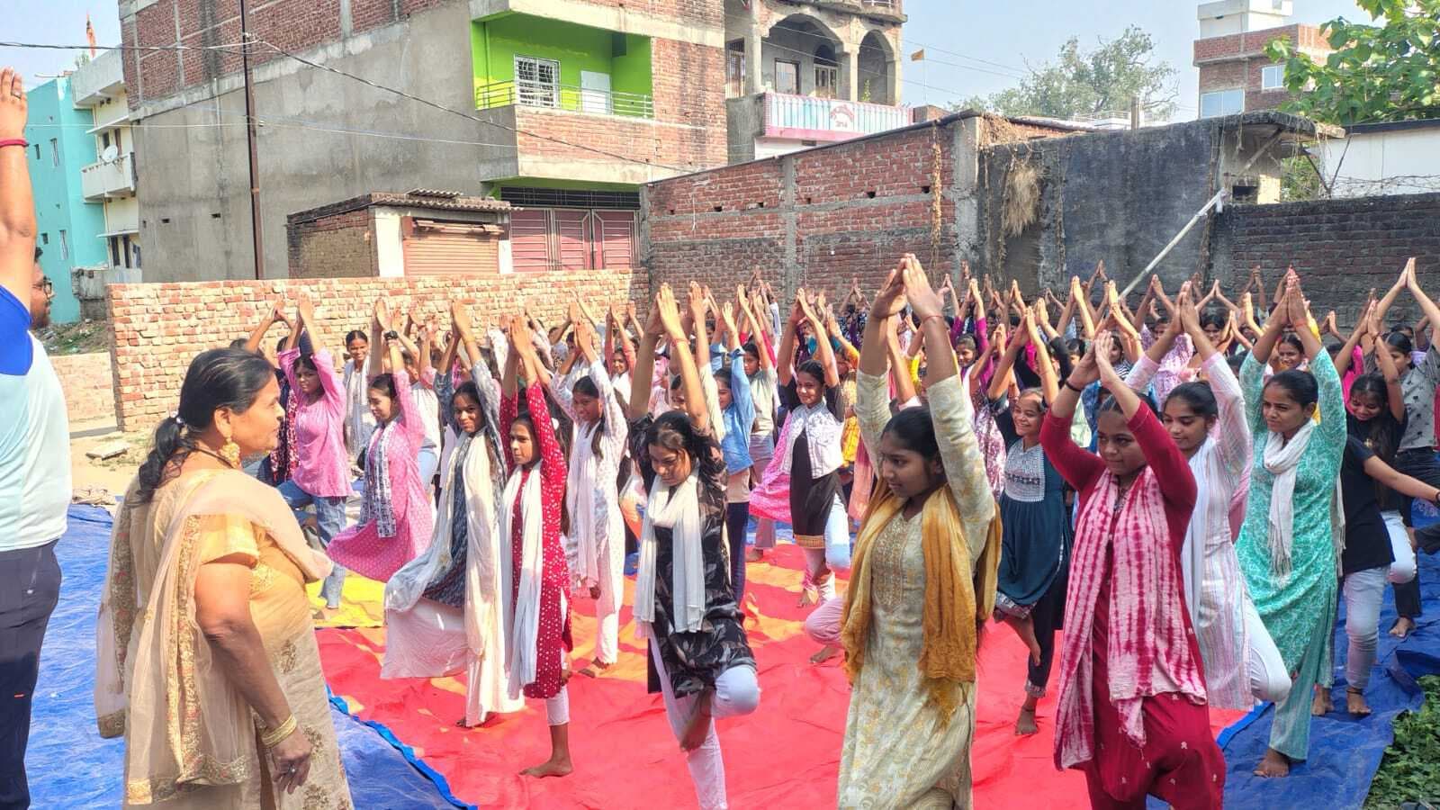 कैंब्रिज क्लासेस में लगा योग शिविर, निरोग रहने के बताये गये गुर