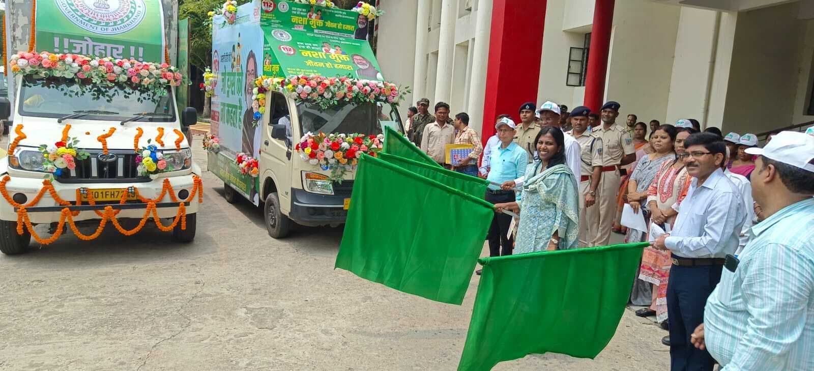 डीसी ने नशा उन्मूलन को लेकर जागरूकता रथ को रवाना किया