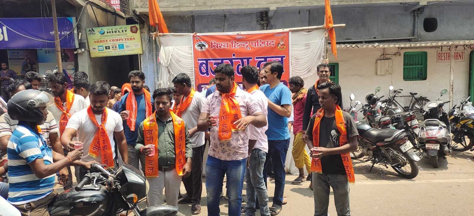 Dhanbad News : विहिप ने राहगीरों के बीच किया शर्बत का वितरण