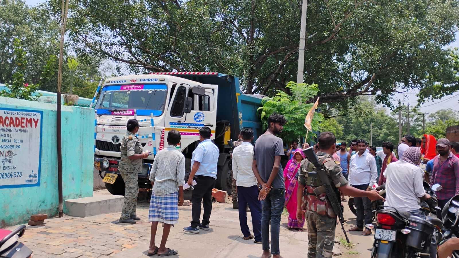 Dhanbad News : कोयला लोड हाइवा अनियंत्रित होकर शिक्षक की बाउंड्री में घुसा, कई लोग बचे