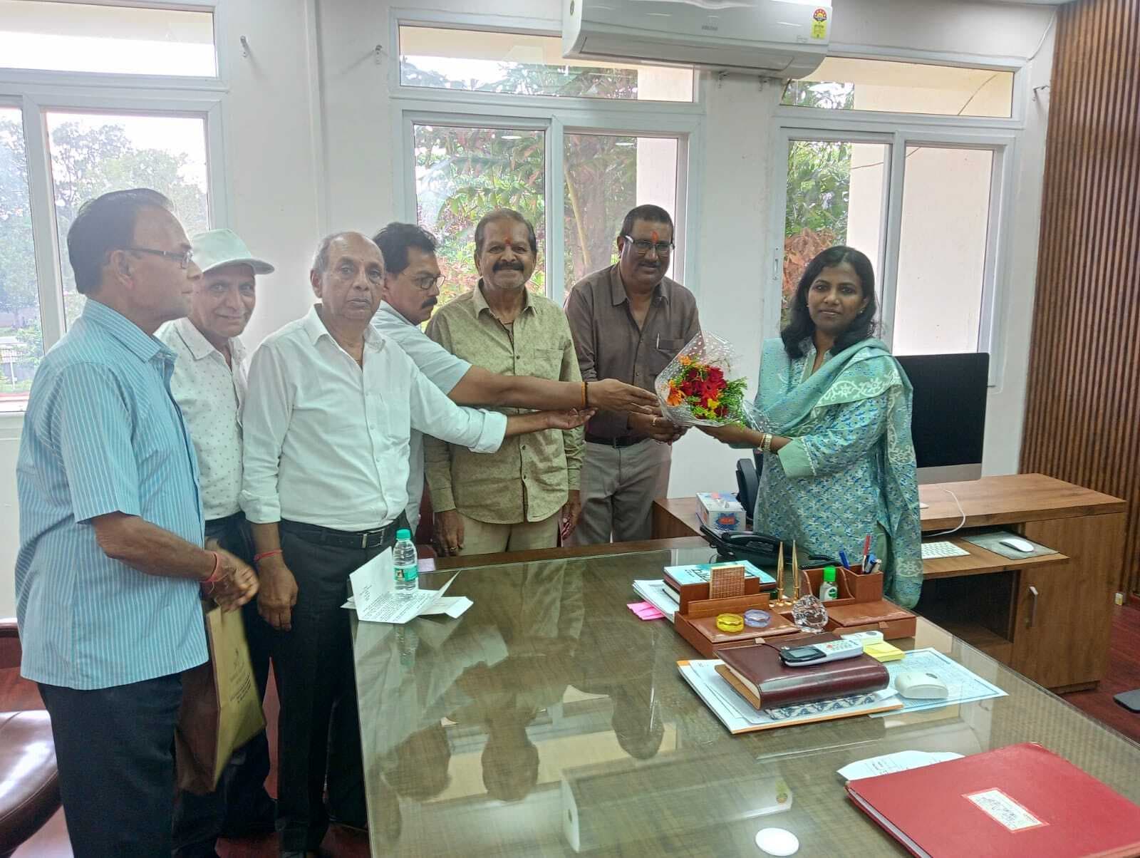 आम्रेश्वर धाम प्रबंध समिति ने डीसी को सौंपा ज्ञापन