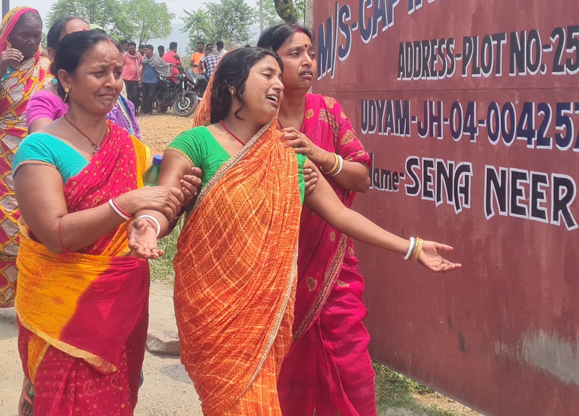 Dhanbad News :पांच लाख मुआवजा पर बनी सहमति, फैक्ट्री गेट से उठा शव