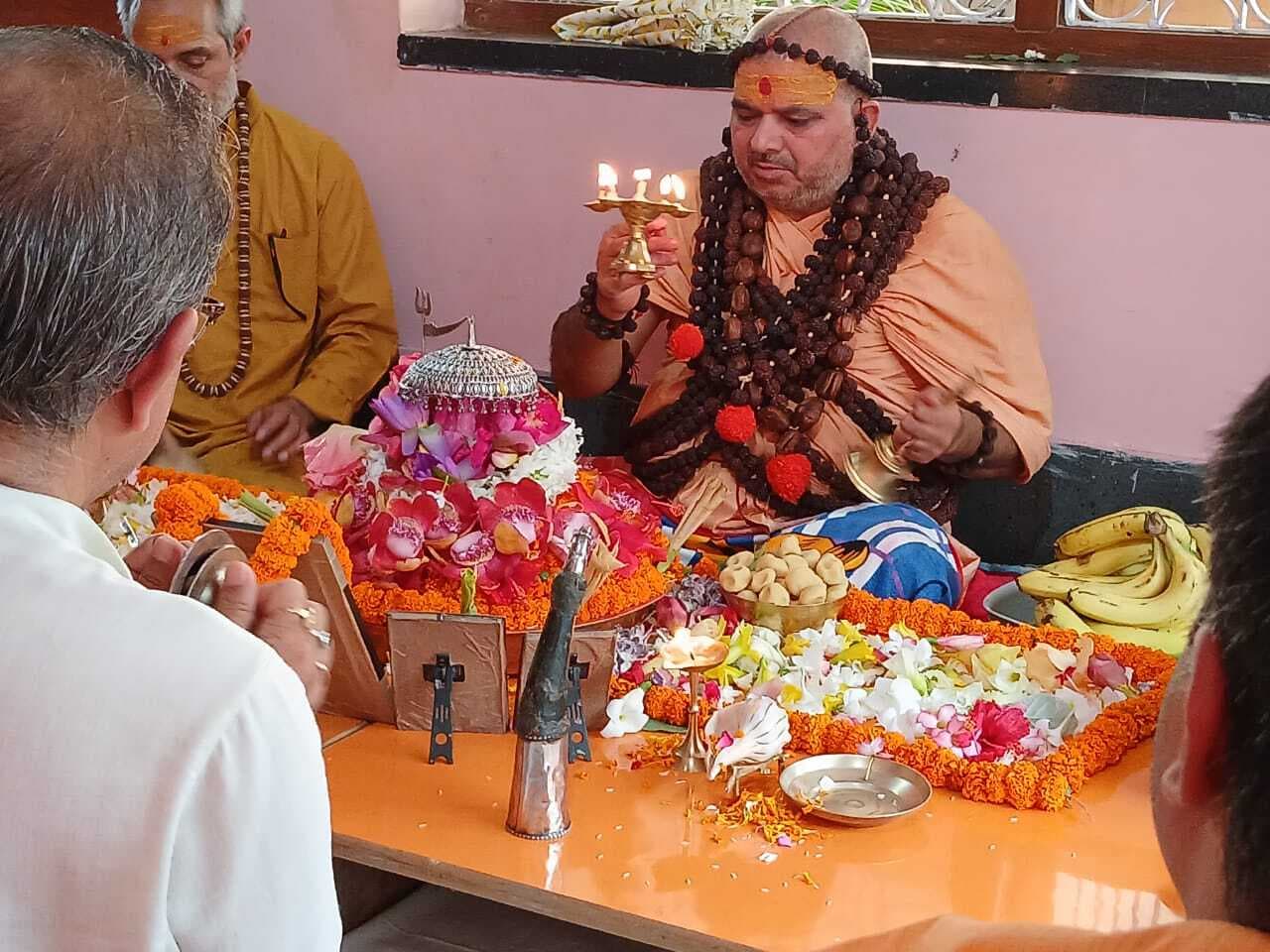 Deoghar News : हरिहरानंद जी महाराज पहुंचे बाबा नगरी, यज्ञ के आयोजन की घोषणा